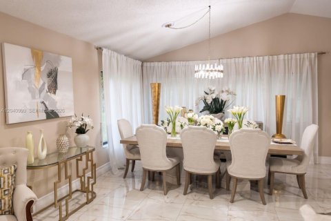 House in Weston, Florida 3 bedrooms, 154.68 sq.m. № 2173284 - photo 4
