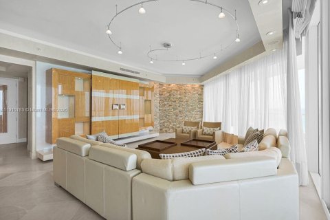 Купить кондоминиум в Санни-Айлс-Бич, Флорида 4 спальни, 346.99м2, № 1965974 - фото 2