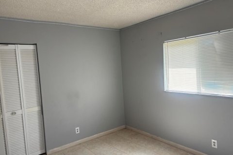 House in Deerfield Beach, Florida 3 bedrooms, 116.13 sq.m. № 2250994 - photo 12