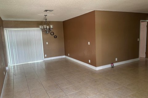 House in Deerfield Beach, Florida 3 bedrooms, 116.13 sq.m. № 2250994 - photo 4