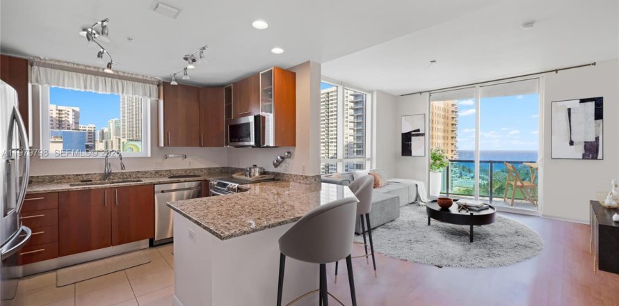 Кондоминиум с 2 спальнями в Халландейл-Бич, Флорида № 2043958