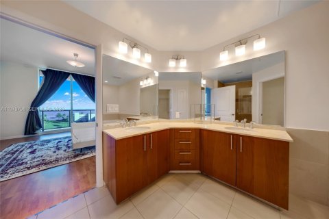 Снять в аренду кондоминиум в Халландейл-Бич, Флорида 2 спальни, 129.88м2, № 2043958 - фото 8