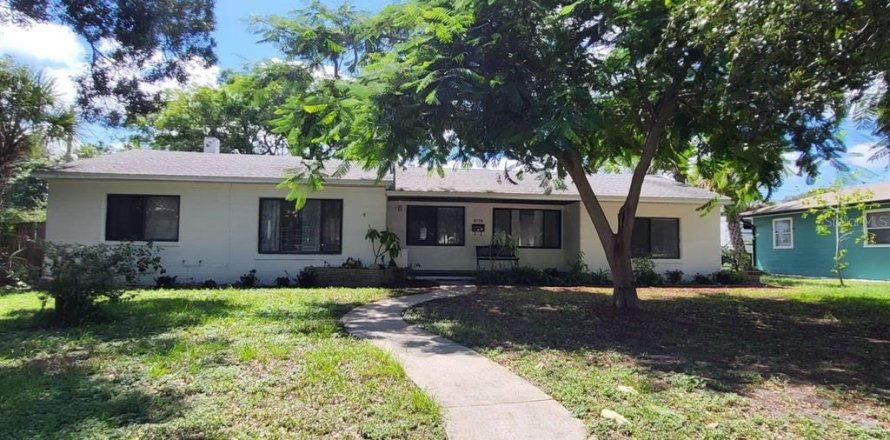 Villa ou maison à Saint Petersburg, Floride 3 chambres, 107.4 m2 № 2393940