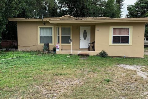 House in Miami, Florida 3 bedrooms, 151.06 sq.m. № 1698245 - photo 1