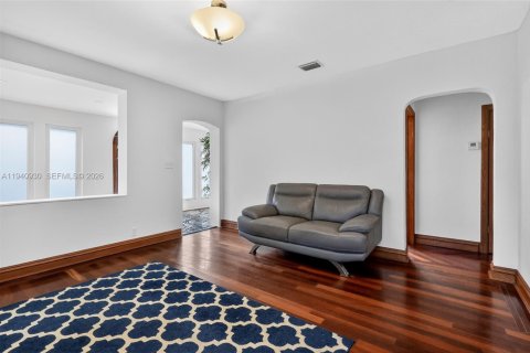 Casa en venta en Miami, Florida, 3 dormitorios, 220.83 m2 № 1999882 - foto 4