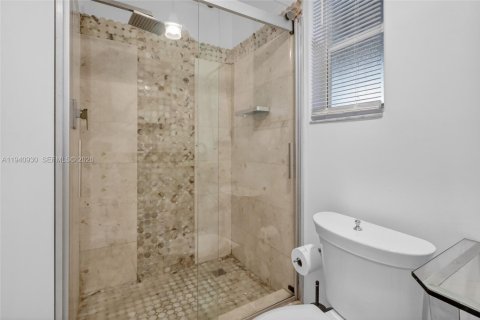 Casa en venta en Miami, Florida, 3 dormitorios, 220.83 m2 № 1999882 - foto 22