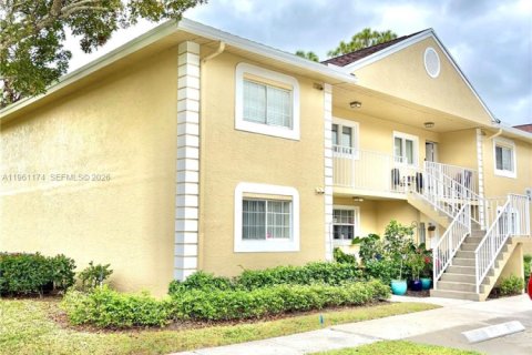 Condo in Royal Palm Beach, Florida, 2 bedrooms  № 2022023 - photo 8