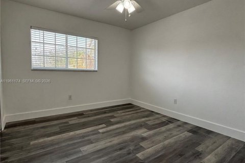 Condo in Royal Palm Beach, Florida, 2 bedrooms  № 2022023 - photo 15