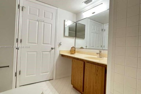 Condo in Royal Palm Beach, Florida, 2 bedrooms  № 2022023 - photo 22