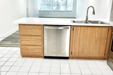 Condo in Royal Palm Beach, Florida, 2 bedrooms  № 2022023 - photo 3