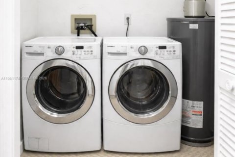 Condo in Royal Palm Beach, Florida, 2 bedrooms  № 2022023 - photo 18