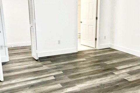 Condo in Royal Palm Beach, Florida, 2 bedrooms  № 2022023 - photo 10