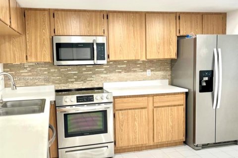 Condo in Royal Palm Beach, Florida, 2 bedrooms  № 2022023