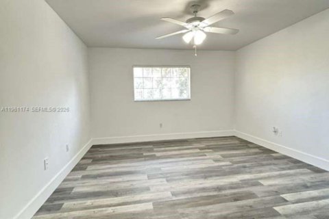 Condo in Royal Palm Beach, Florida, 2 bedrooms  № 2022023 - photo 19