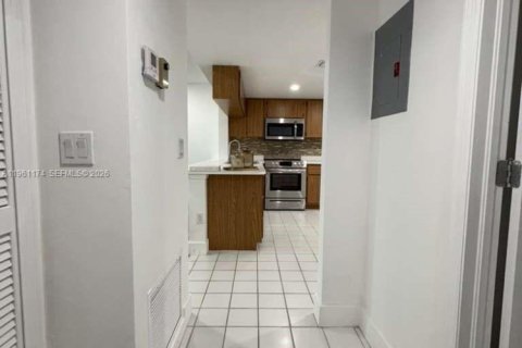 Condo in Royal Palm Beach, Florida, 2 bedrooms  № 2022023 - photo 13