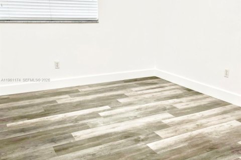 Condo in Royal Palm Beach, Florida, 2 bedrooms  № 2022023 - photo 6