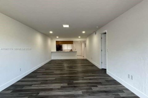 Condo in Royal Palm Beach, Florida, 2 bedrooms  № 2022023 - photo 14