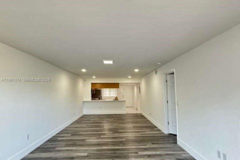 Condo in Royal Palm Beach, Florida, 2 bedrooms  № 2022023 - photo 12