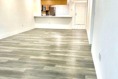 Condo in Royal Palm Beach, Florida, 2 bedrooms  № 2022023 - photo 4