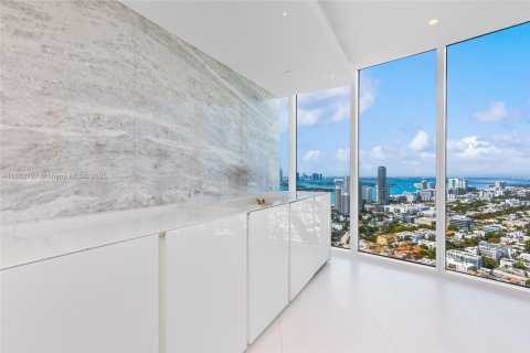 Condominio en venta en Miami Beach, Florida, 4 dormitorios, 527.68 m2 № 1983393 - foto 12