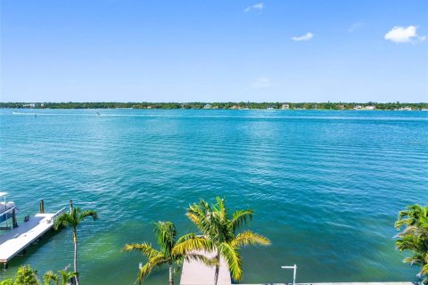 House in Treasure Island, Florida 3 bedrooms, 199 sq.m. № 1819179 - photo 8