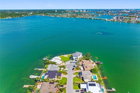 House in Treasure Island, Florida 3 bedrooms, 199 sq.m. № 1819179 - photo 21