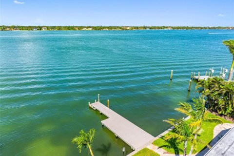 House in Treasure Island, Florida 3 bedrooms, 199 sq.m. № 1819179 - photo 11