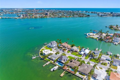 House in Treasure Island, Florida 3 bedrooms, 199 sq.m. № 1819179 - photo 23