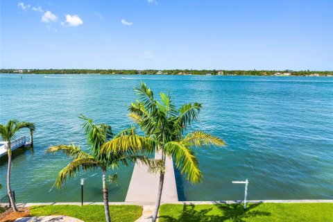 House in Treasure Island, Florida 3 bedrooms, 199 sq.m. № 1819179 - photo 4