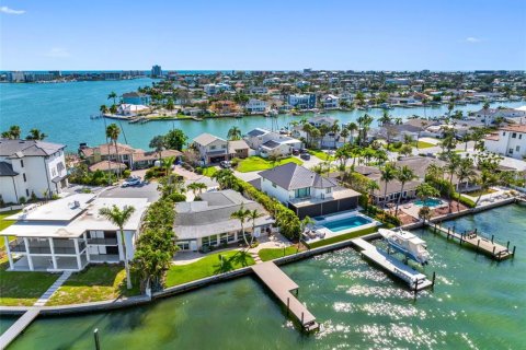 House in Treasure Island, Florida 3 bedrooms, 199 sq.m. № 1819179 - photo 15