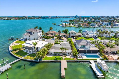 House in Treasure Island, Florida 3 bedrooms, 199 sq.m. № 1819179 - photo 16