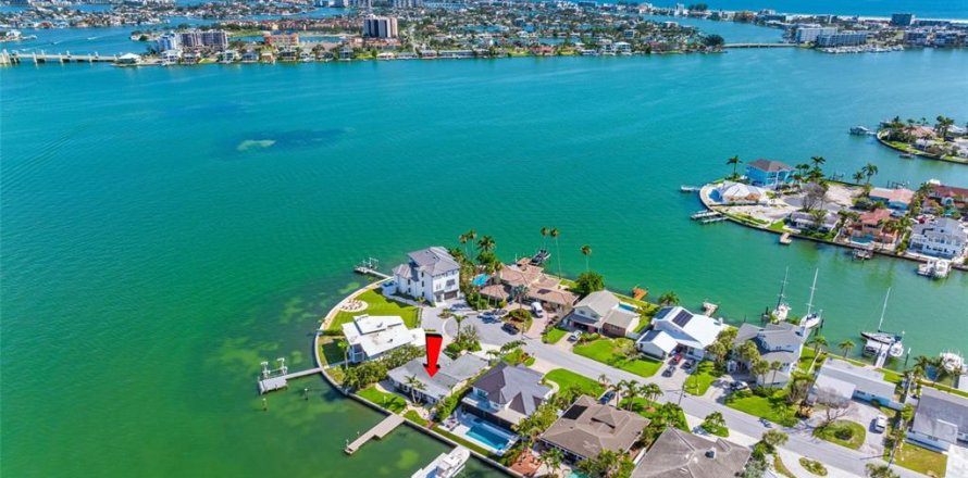 House in Treasure Island, Florida 3 bedrooms, 199 sq.m. № 1819179