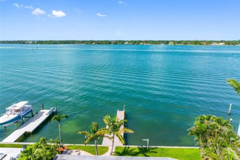 House in Treasure Island, Florida 3 bedrooms, 199 sq.m. № 1819179 - photo 9