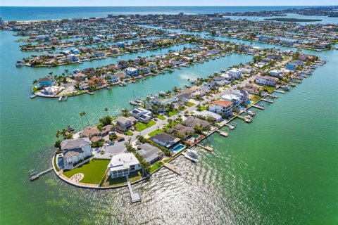 House in Treasure Island, Florida 3 bedrooms, 199 sq.m. № 1819179 - photo 25