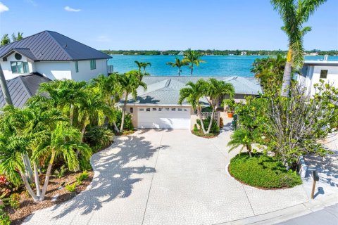 House in Treasure Island, Florida 3 bedrooms, 199 sq.m. № 1819179 - photo 5