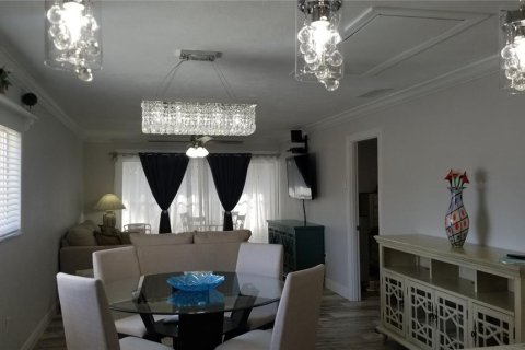 Villa ou maison à louer à Sarasota, Floride: 2 chambres, 81.2 m2 № 2101447 - photo 5