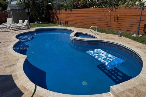 House in Pompano Beach, Florida 3 bedrooms, 125.42 sq.m. № 2057878 - photo 5