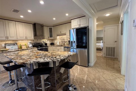 House in Pompano Beach, Florida 3 bedrooms, 125.42 sq.m. № 2057878 - photo 9