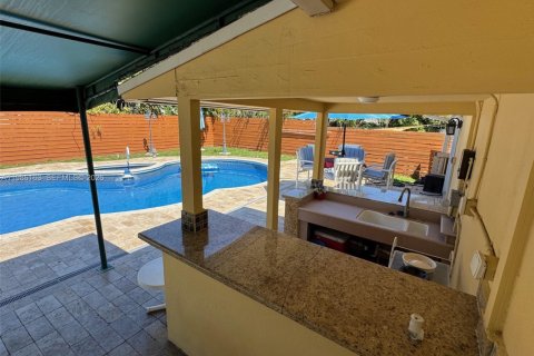 House in Pompano Beach, Florida 3 bedrooms, 125.42 sq.m. № 2057878 - photo 7