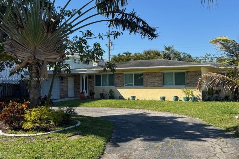 House in Pompano Beach, Florida 3 bedrooms, 125.42 sq.m. № 2057878 - photo 2