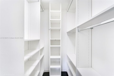 Condo in Miami, Florida, 2 bedrooms № 1974898 - photo 12