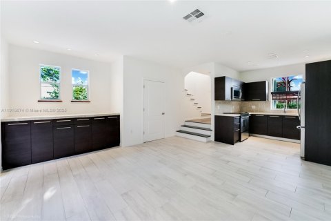 Condo in Miami, Florida, 2 bedrooms № 1974898 - photo 3