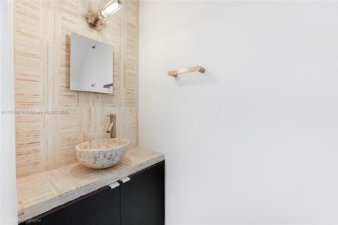 Condo in Miami, Florida, 2 bedrooms № 1974898 - photo 5