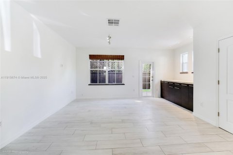 Condo in Miami, Florida, 2 bedrooms № 1974898 - photo 4