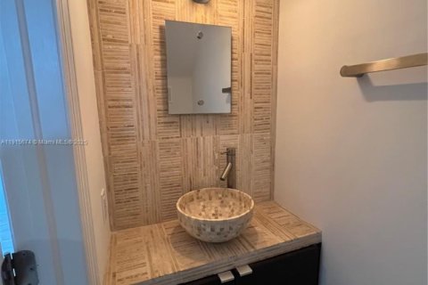 Condo in Miami, Florida, 2 bedrooms № 1974898 - photo 6