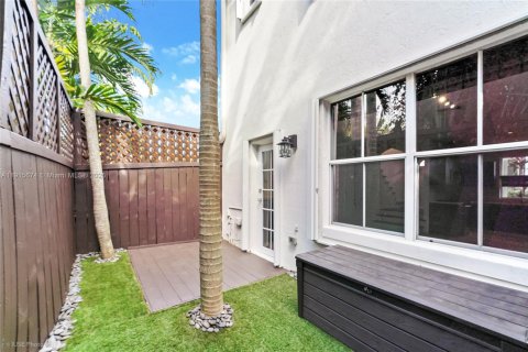 Condo in Miami, Florida, 2 bedrooms № 1974898 - photo 16