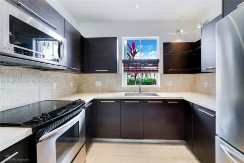 Condo in Miami, Florida, 2 bedrooms  № 1974898
