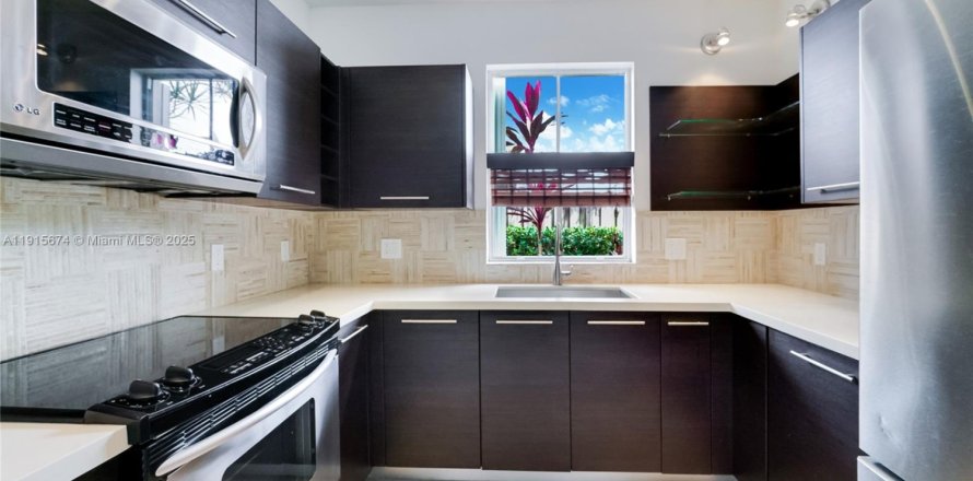 Condo in Miami, Florida, 2 bedrooms № 1974898