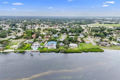 House in Sarasota, Florida 3 bedrooms, 160.72 sq.m. № 2102618 - photo 10