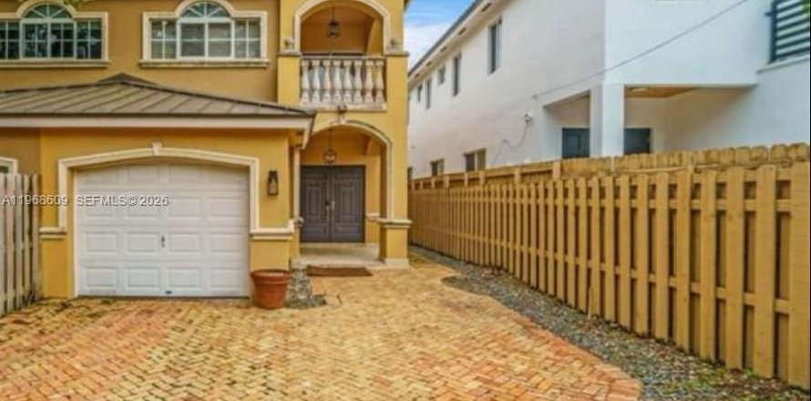 Дом в Майами, Флорида 3 спальни, 215.35м2 № 2031616